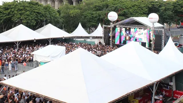 Público em frente a um palco do Festival Planeta Brasil 2018, na Esplanada do Mineirão, em Belo Horizonte