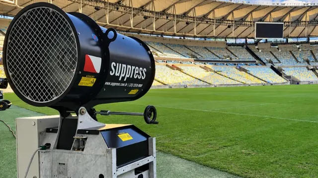 Canhão de névoa Suppress à beira do gramado do Maracanã, no Rio de Janeiro