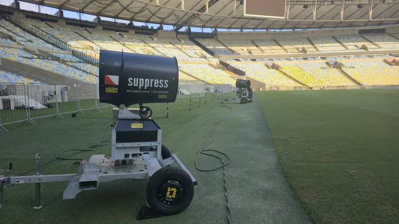 Canhões de névoa Suppress à beira do gramado do Maracanã